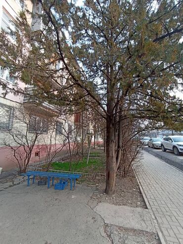 тыныстанова токтогула: 2 комнаты, 44 м², 104 серия, 3 этаж, Старый ремонт