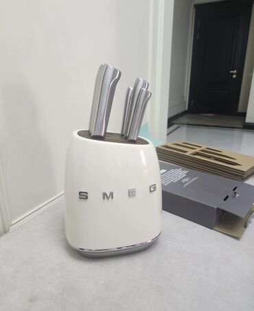 ножи маки: Элегантный блок для ножей «Smeg» кремового цвета, выполненный в стиле