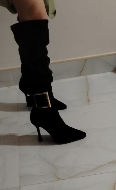 женские демисезонные лаковые сапоги: 120 azne almisam ölçü səhv gəldiyi üçün satıram cəmi iki dəfə geynilib