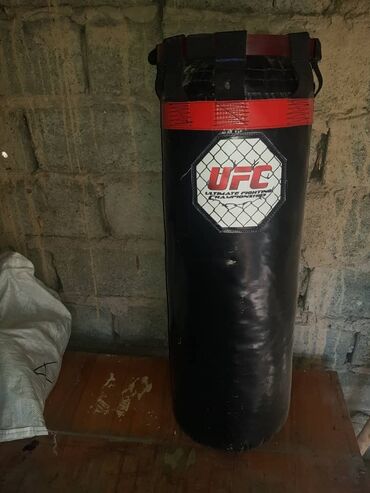 Боксерские груши: Боксерский мешок UFC черного цвета с красной полосой в верхней части