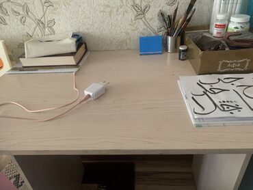 мебель письменный стол: Журнальный Стол, цвет - Бежевый, Б/у