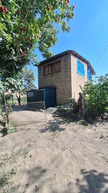 продаю дом в алтын ордо: Продаётся дачный 2-х этажный дом, в с.Кызыл-Туу 4.5соток. От центра