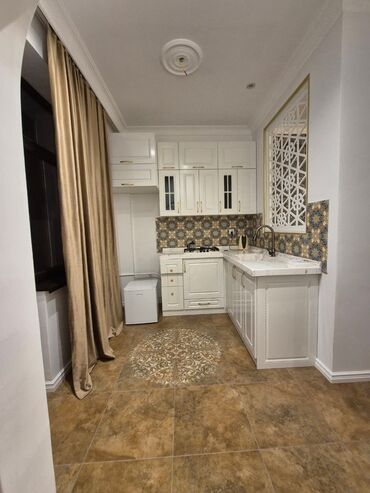 Uzunmüddətli kirayə mənzillər: SATILIR. Tibb universitetinin yani. 2 otagli 65 kv m. Mertebe 15/18 — 7