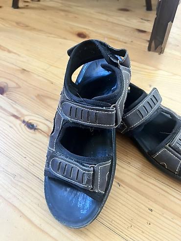 bağlı sandallar: Oğlan uşağı üçün sandal
Ölçü üstündə yoxdu
38 razmer olar təxmini — 2
