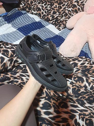 rezin sapoq: Qara kişi ayaqqabısı – 39 razmer 👞 Ölçü: 38 🖤 Rəng: Qara ✨ Material — 1