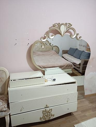 qatlama masası: Klassik üslubda ağ rəngli yataq otağı mebel dəsti Tərkibi: - Güzgülü — 5