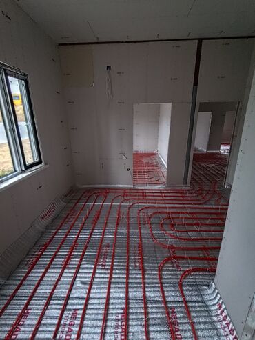 Водяные тёплые полы: Элементы системы водяного теплого пола, включающие красные трубы — 9