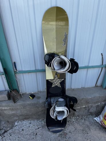 Сноуборды: Продаю сноуборд с ботинками Длина 155 см Ширина по середине 25 см