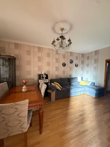 Uzunmüddətli kirayə mənzillər: Kirayə mənzil – işıqlı və səliqəli 2 otaq - Geniş zal: divan-künc — 4