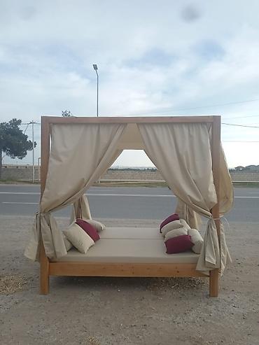 bağca mebeli: Açıq havada istirahət üçün taxta baldaxınlı lounge çarpayı - — 2