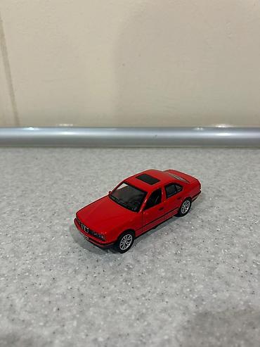 Məhsul: Kolleksiya üçün metal model avtomobil – sedan (qırmızı)