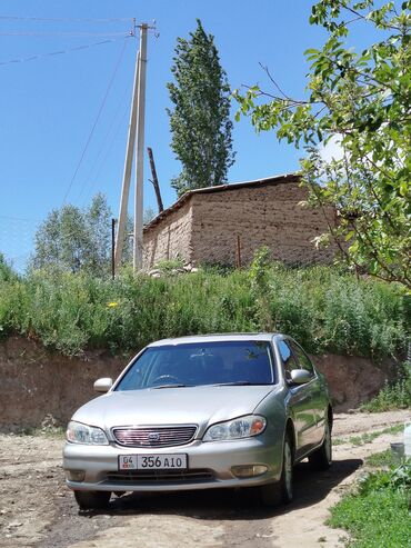 Транспорт: Автомобиль Nissan Cefiro серебристого цвета. Седан среднего размера с