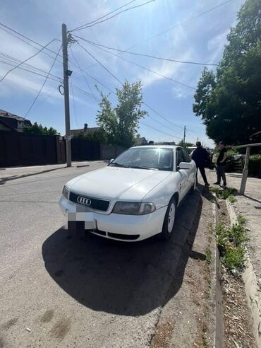 мерс е430: Белый седан Audi A4, оснащенный люком на крыше. Автомобиль отличается