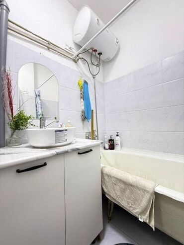 продаю квартиру тоголок молдо фрунзе: 2 бөлмө, 47 кв. м, 5 кабат, Евроремонт