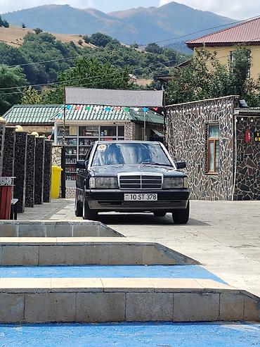 190 buferi: Mercedes-Benz 190 (W201): 1.8 l | 1992 il Sedan — 3