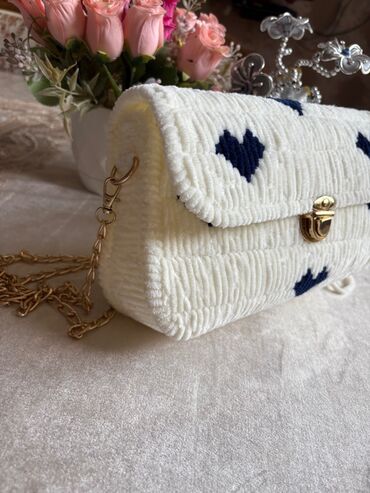 Çantalar: Hər ikisi əl işidi. Qəhvəyi rənglidə astar var, ağ rəngdə olanda — 10