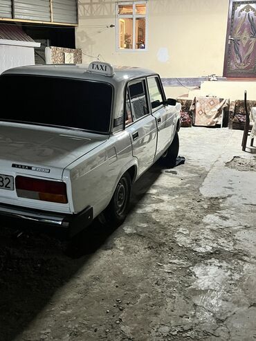 VAZ (LADA): Lada 2107 sedan – ağ rəngli, klassik kuzov. Üstündə dam “TAXI” işarəsi — 3