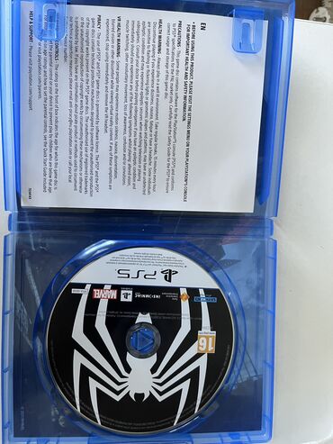 playstation 4 500gb 2 controller: Disk 1 heftedir alınıb göründüyü kimi üstünde cızığı yoxdur yenisini