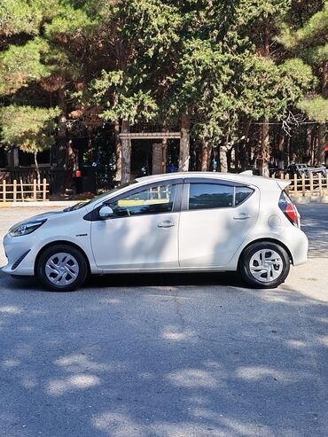 фольксваген поло седан 1 6: Toyota Aqua Hybrid hatchbek - Gövdə: 5 qapılı kompakt hatchbek, ağ