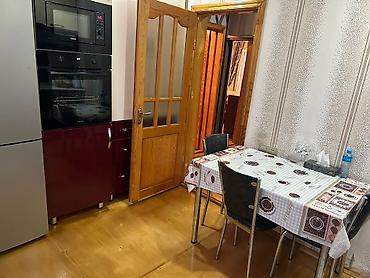ev tecili satilir: 3 otaqlı, 70 kv. m, Orta təmir — 6