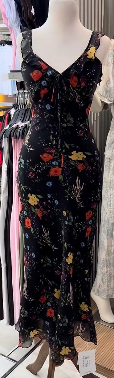 Qara rəngli, çiçək naxışlı uzun don. - Ölçü: M - Model: V-yaxa, nazik