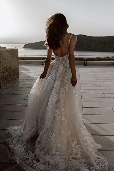 ağ ətəklər: Gəlinlik – A-line, uzun quyruqlı, incə askılı model - Siluet — 3