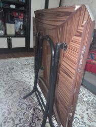 столы для ноутбуков: Складной трансформируемый стол - Столешница с рисунком под дерево