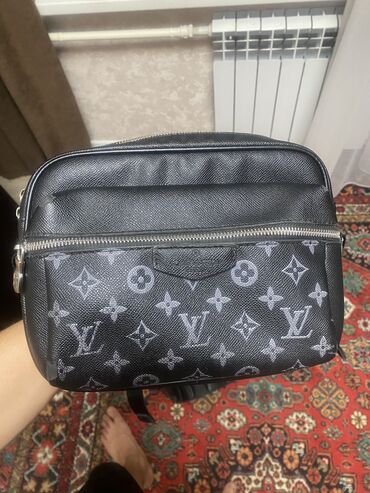 Барсетки: Барсетка, Louis Vuitton, Материал: Натуральная кожа, Застежка на молнии, Множество карманов, Регулируемый ремень, Б/у at lalafo.kg Барсетки: Барсетка, Louis Vuitton, Материал: Натуральная кожа, Застежка на молнии, Множество карманов, Регулируемый ремень, Б/у
