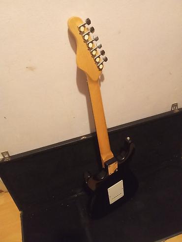 Gitare: Električna gitara tipa Stratocaster u sunburst finišu, sa belim — 9