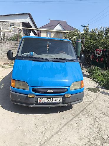 Синий грузовой фургон Ford Transit (короткая база, цельнометаллический