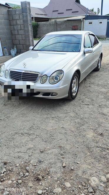 мерс jl: Автомобиль Mercedes-Benz E320 серебристого цвета. Этот седан