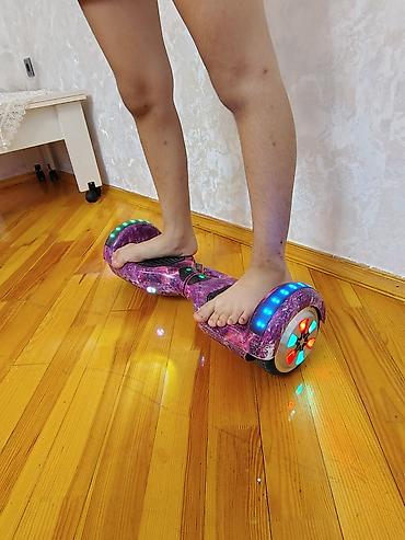 hoverboard aparatı 2 el: Hovərbord – parlaq bənövşəyi/kainat dizaynı, LED işıqlar və Bluetooth — 2
