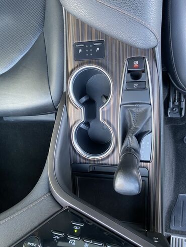 Toyota: Toyota Camry: 2.5 l | 2019 il Sedan — 14