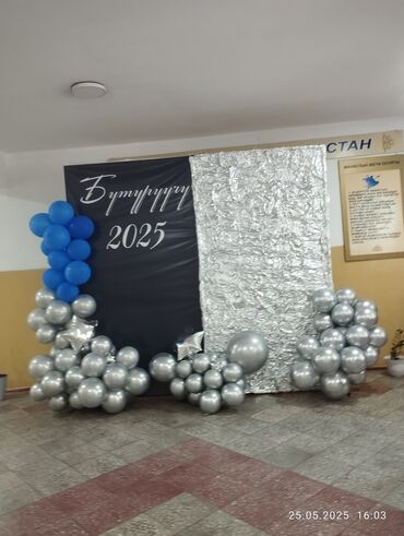бенгальские огни: Композиция из воздушных шаров, выполненная в серебристых и синих