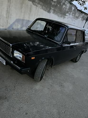 VAZ (LADA): VAZ Lada 2107, qara rəng, sedan kuzov. Klassik dizaynlı xarici — 1