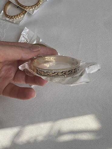 Bilərziklər: Qızılı rəng metal qolbaq – dekorativ naxışlı, bərk halqa model. - — 1