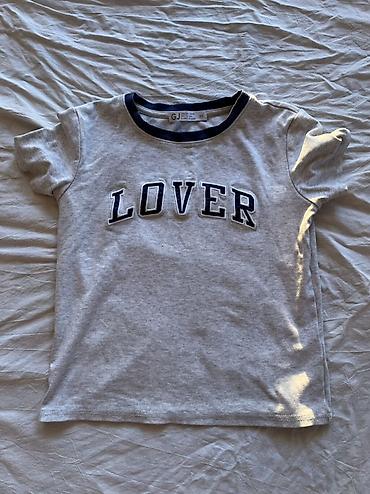 серые мужские футболки: Серая женская футболка с коротким рукавом и принтом “LOVER”. - Цвет — 1