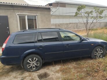 кофр на крышу автомобиля: Универсал Ford Mondeo в синем цвете, оснащенный багажником на крыше
