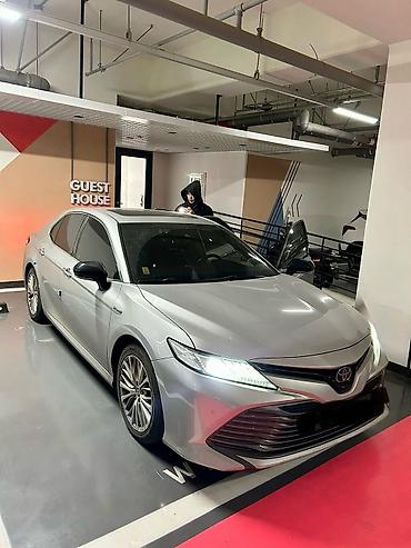 Toyota: Toyota Camry: 2020 г., 2.5 л, Вариатор, Гибрид, Седан — 2