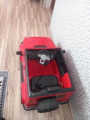 Bu, uşaqlar üçün nəzərdə tutulmuş qırmızı rəngli, elektrikli minik