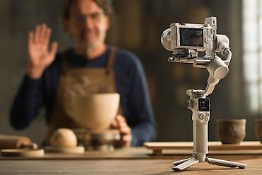 dji osmo mobile se: Kamera stabilizatoru (gimbal) – 3 oxlu, əl tutacağı və mini stolüstü — 1