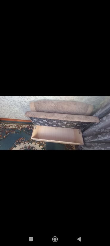дрова орех: Кухонный уголок с большим прямоугольным столом и табуретами. Состав