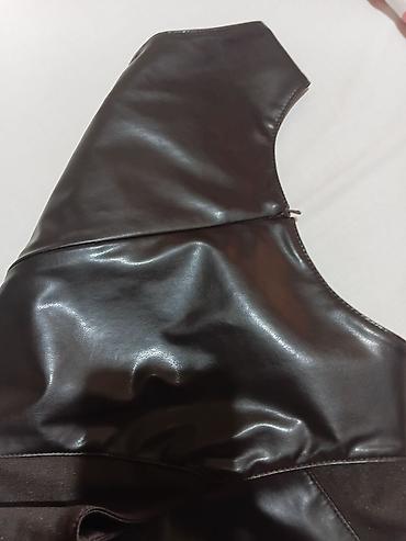 aksa: Braon mini haljina bez rukava, brenda Claudio Gini. Model u kroju — 3