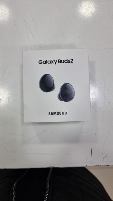 samsung gear sport: Samsung Galaxy Buds 2 R177 Tam qaradır .İçi və üstü . Bağlı qutudur