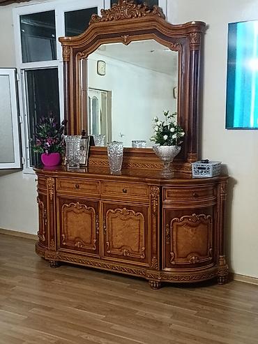 Ev üçün mebel: Klassik üslubda böyük güzgülü bufet-vitrin - Material: bütöv ağac — 3