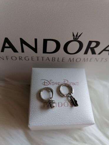 Minđuše: Pandora minđuše
Dobija se u kutijici
Cena:2100din — 30