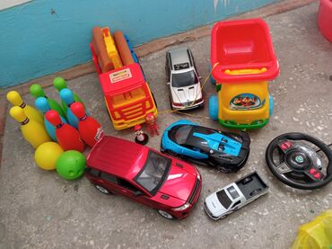 детские машинки бу: Продаю детские игрушки:боулинг,легковые и грузовые машинки