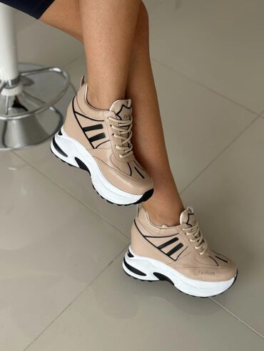 Women's Sneakers and athletic shoes: Cena 4800din
Br36-40
Skrivena peta 9cm — 18