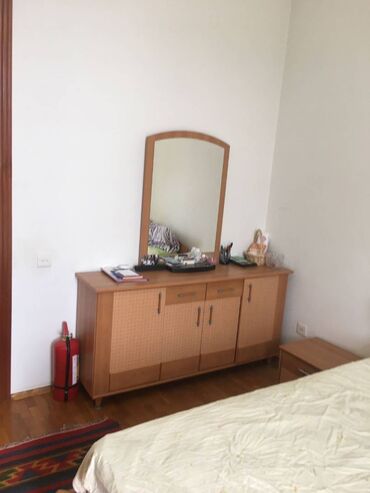 Uzunmüddətli kirayə mənzillər: Sahil metrosunun yaxınlığında 5 mertebeli binanın 4-cü mərtəbəsində — 5