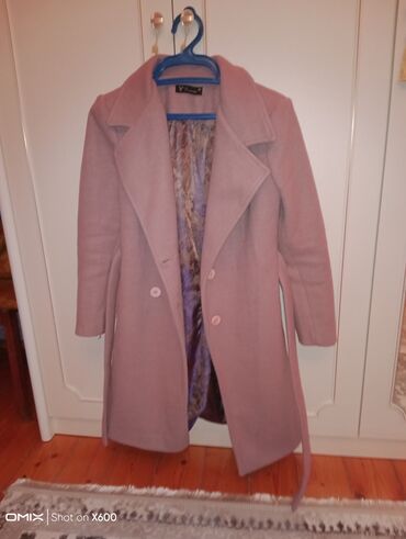 Пальто: Palto satıram rəngi rozvi açıq.Az istifadə edilmişdir.Türkiyə